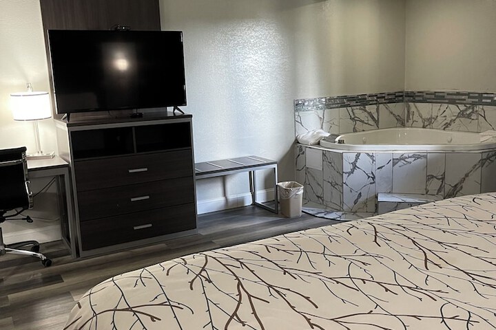 Standard King Bed Accessible (17 of 35)