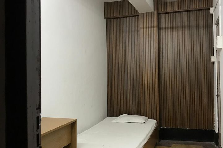 Room 8 of 10