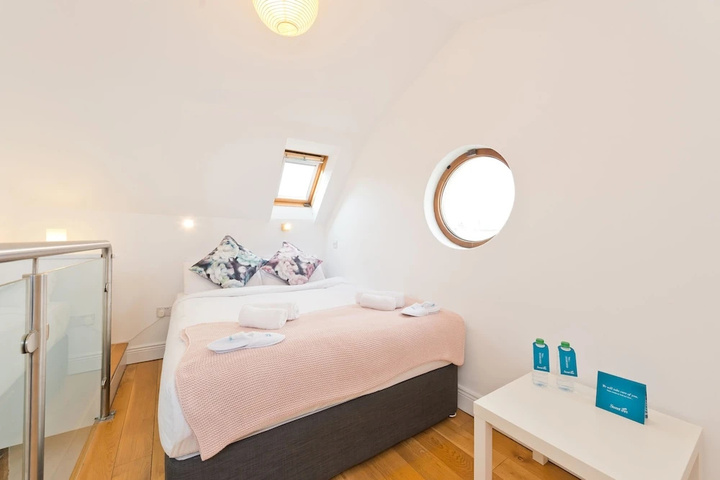Room 6 of 11