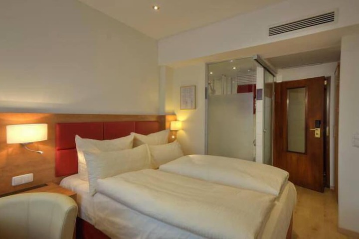 Room 6 of 33