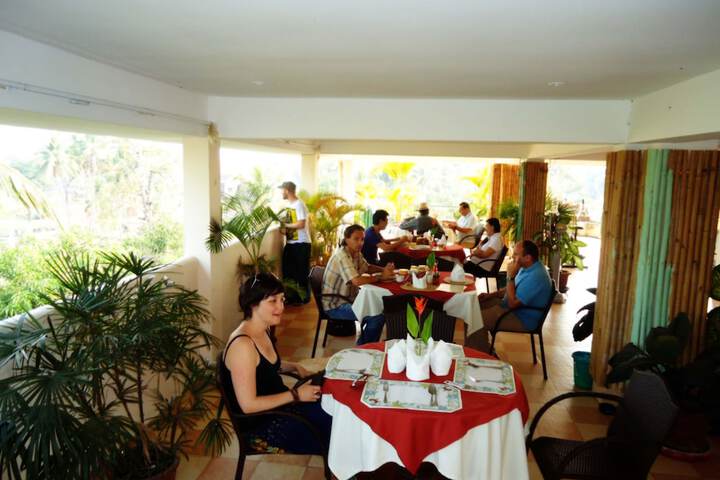 Dining 33 of 50