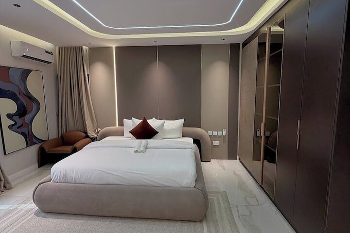 Room 4 of 33