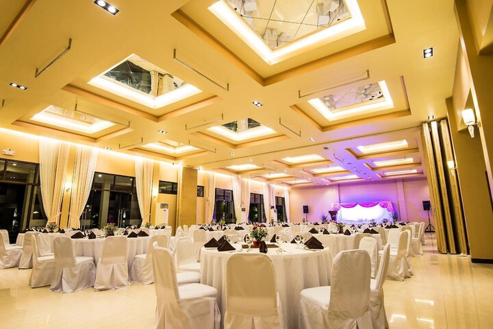Ballroom/Hall 38 of 58