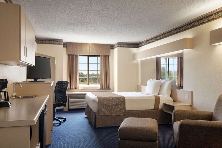 1 Queen Bed Accessible Room (19 of 19)