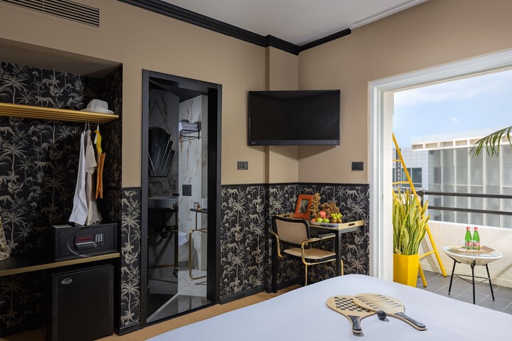 Room 10 of 34