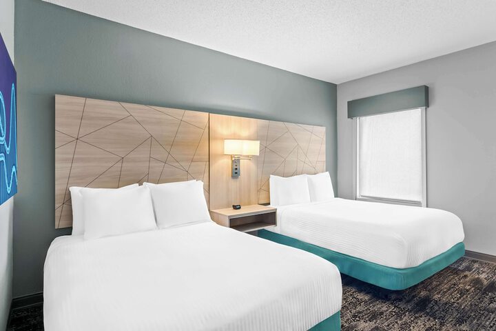 2 Queen Accessible Comm Assist Roll in Shower Microwave, Refrigerator WiFi Fullbreakfast (4 of 15)
