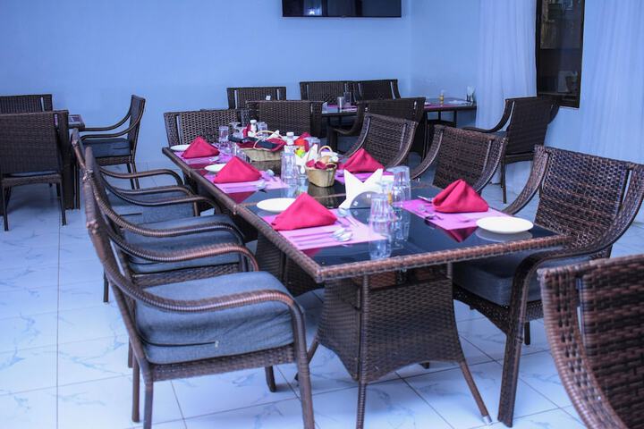 Dining 44 of 96