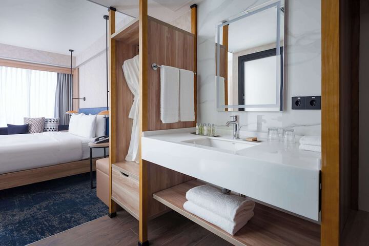 Room 28 of 141