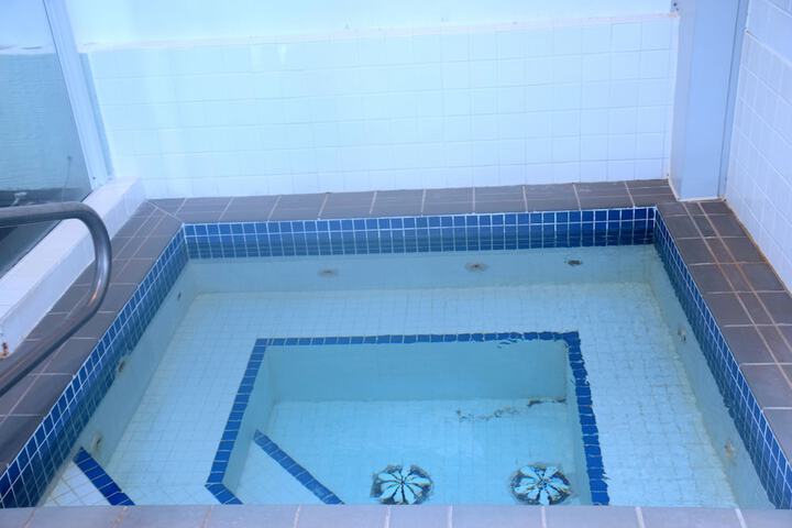 Indoor spa tub