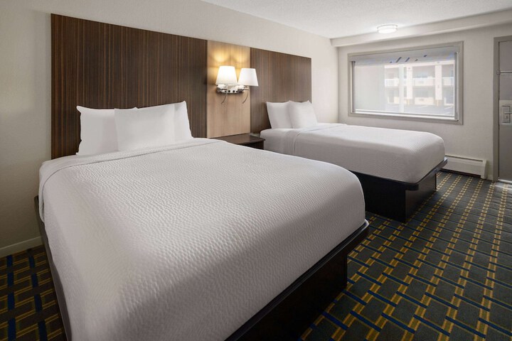 2 Queen Beds (2 of 6)