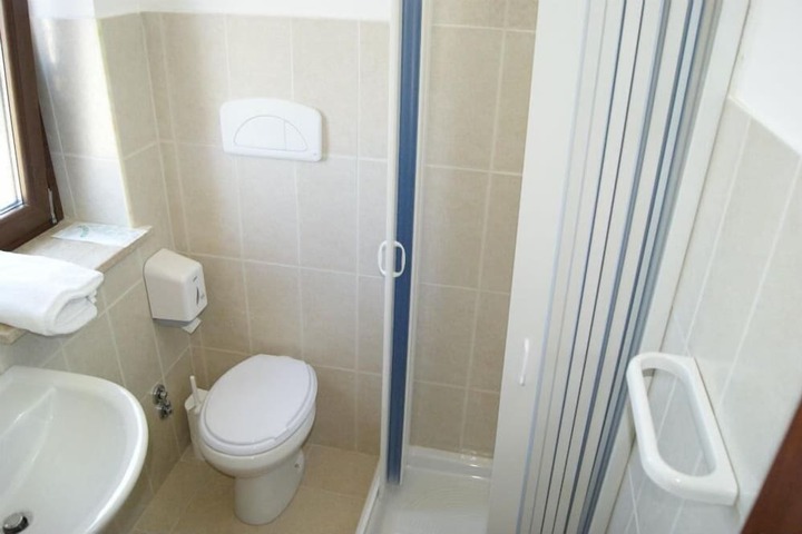 Room 10 of 27