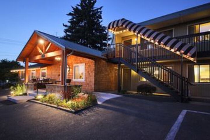 Exterior of Harbor Inn