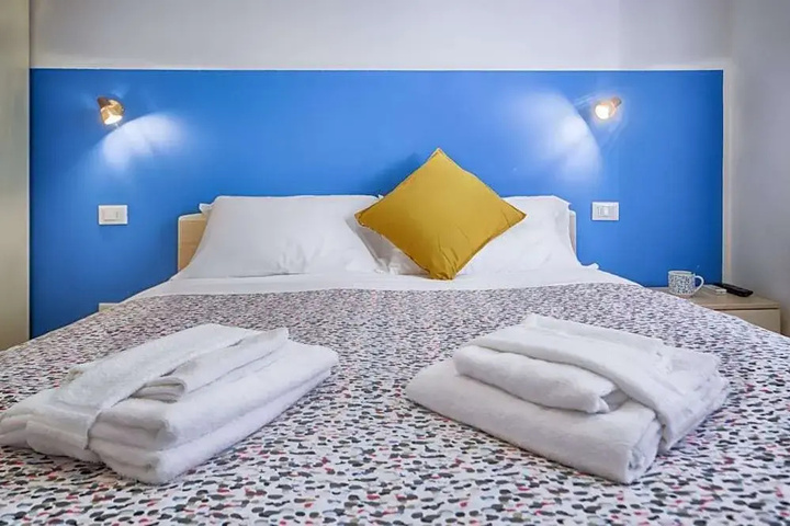 Room 6 of 12