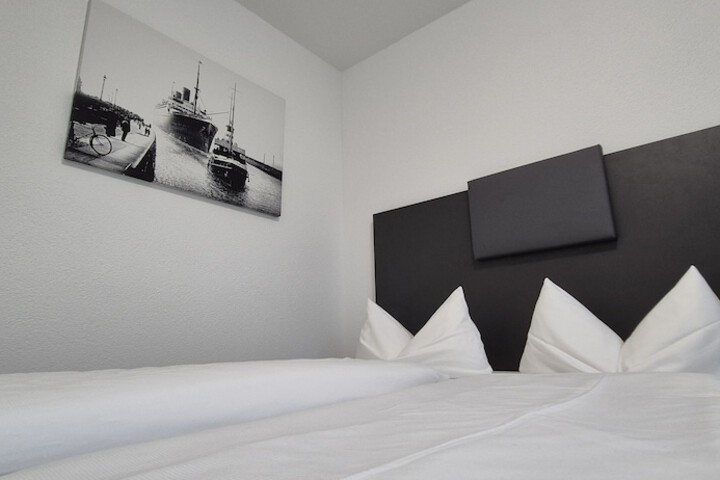 Room 9 of 40