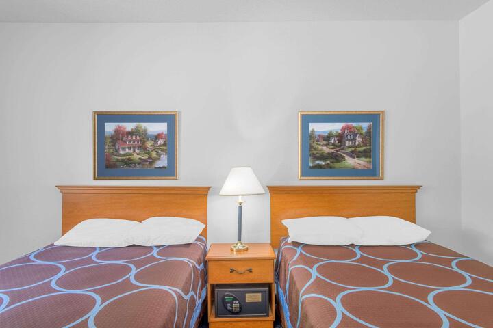 2 Queen Beds Sofa Bed Flat Screen Television Refrigerator High Speed Internet Accessible Full Breakfast (1 of 10)