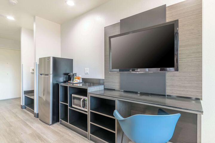 1 King Bed Refrigerator, Microwave (5 of 16)