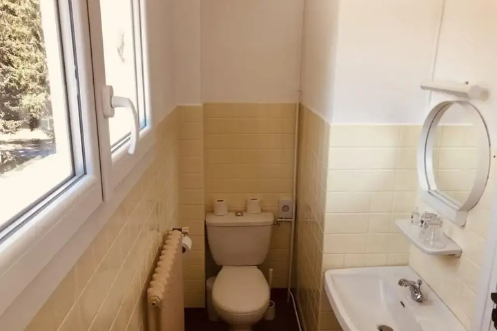 Room 5 of 8