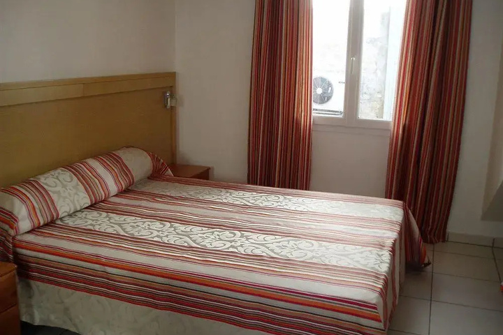 Room 2 of 10