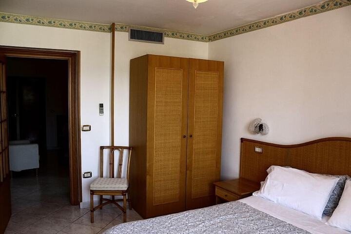 Room 10 of 33