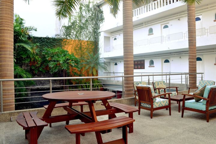 Hotel Exterior 49 of 51