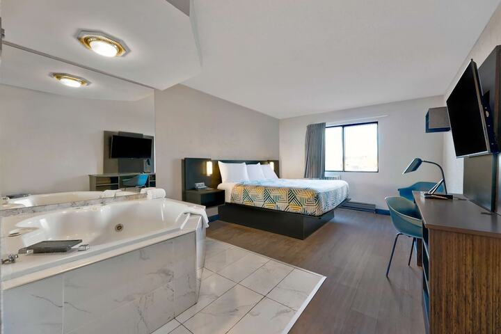 1 King Bed (3 of 11)