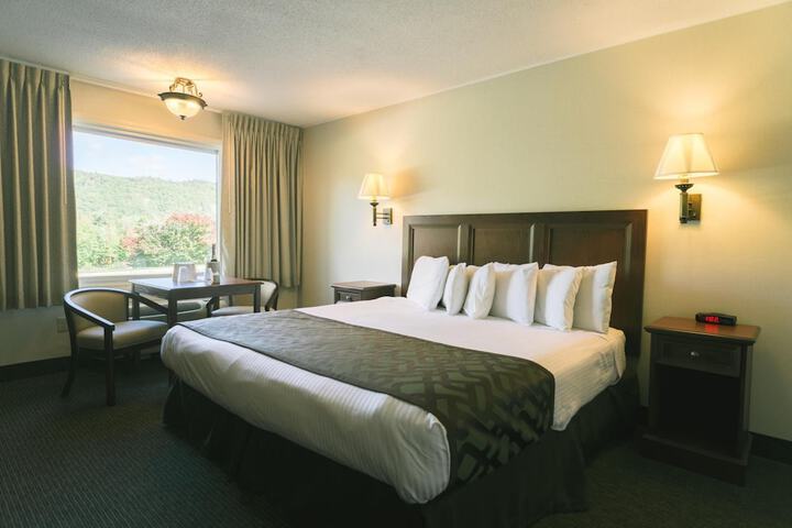 Single Queen Bed (2 of 7)