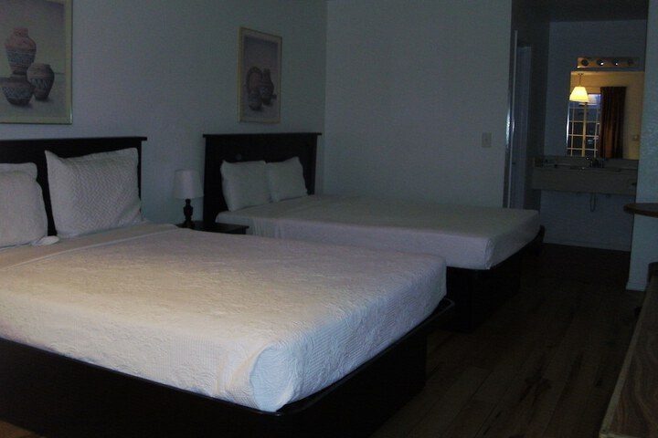 1 Queen Bed (3 of 24)