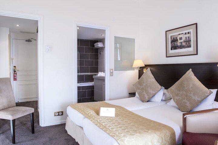Room 40 of 102