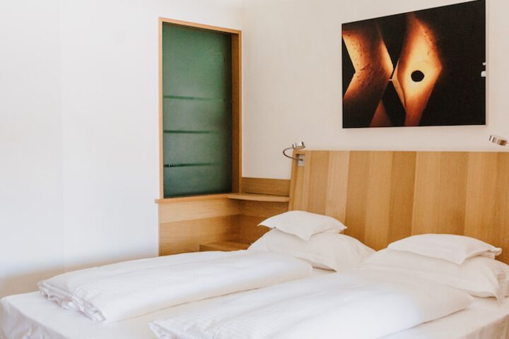 Room 13 of 199