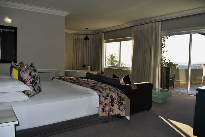 Room 10 of 80