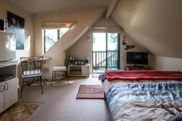 Room 2 of 10