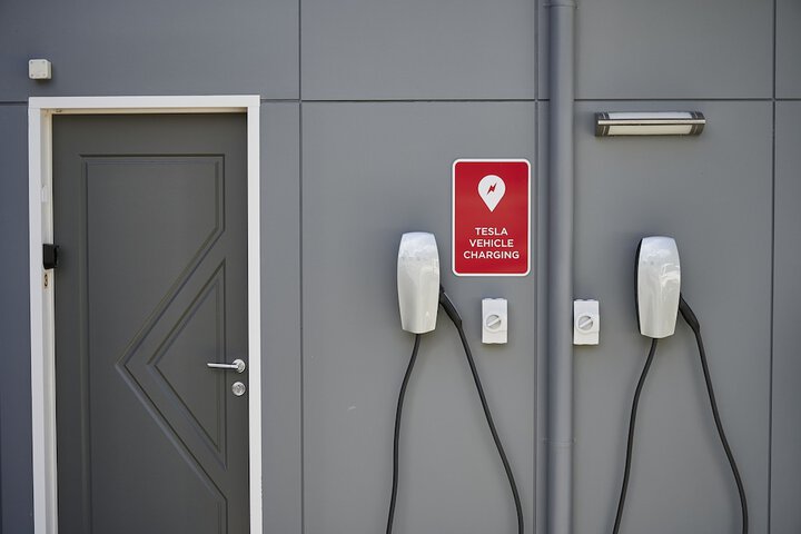 Electric vehicle charging station