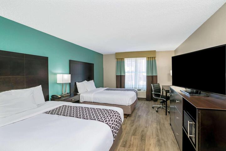 1 Queen Bed (4 of 6)