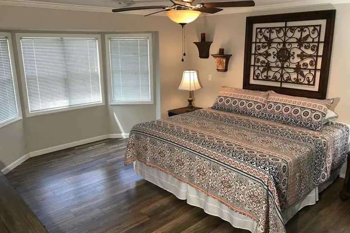 Room 5 of 18