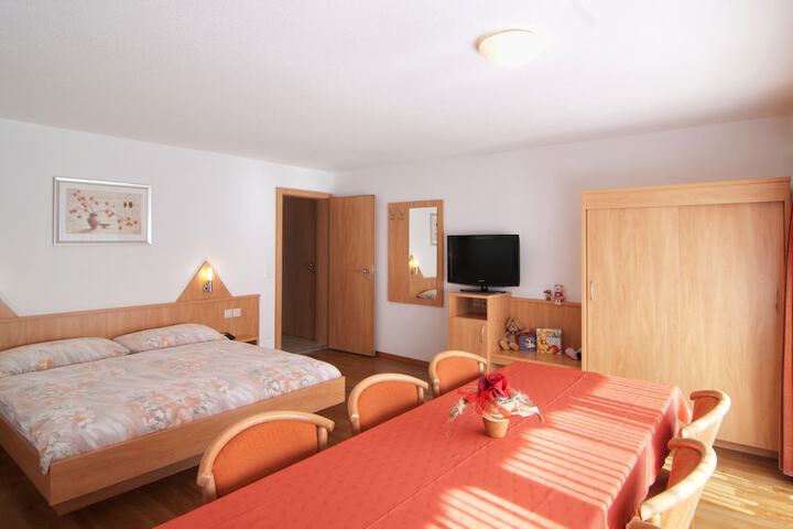 Room 5 of 79
