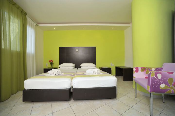 Room 3 of 43