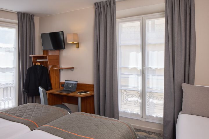 Room 32 of 74