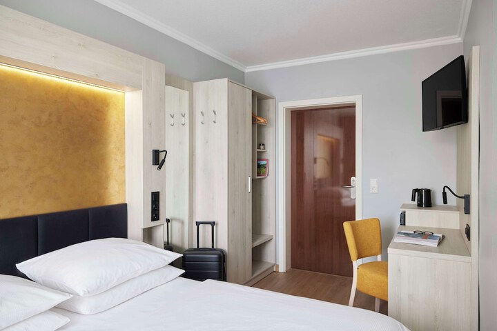 Room 13 of 48