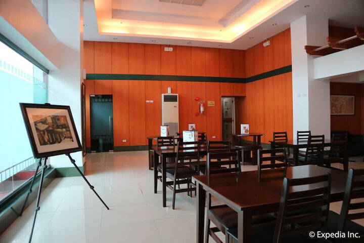 Dining 14 of 17