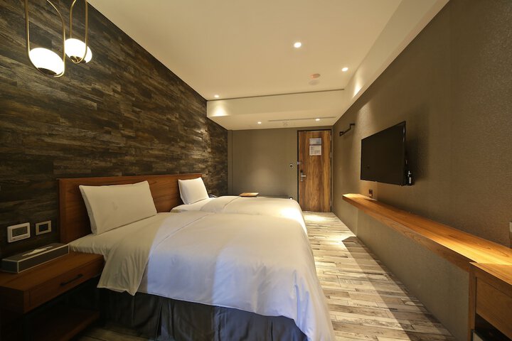 Room 8 of 33
