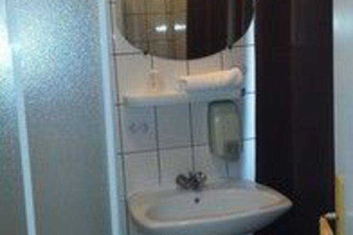 Room 3 of 40
