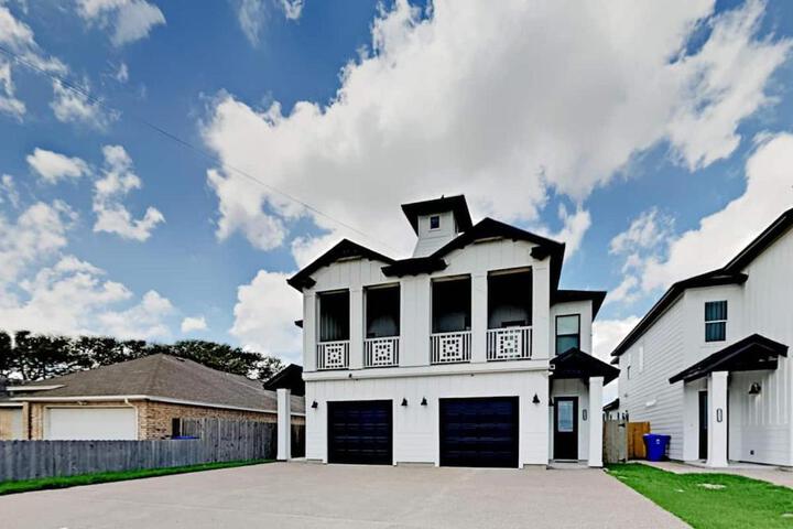 Photo of Luxurious Family-friendly Oasis with Laguna Views