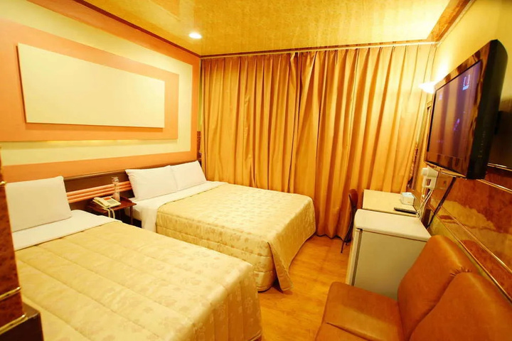 Room 6 of 8