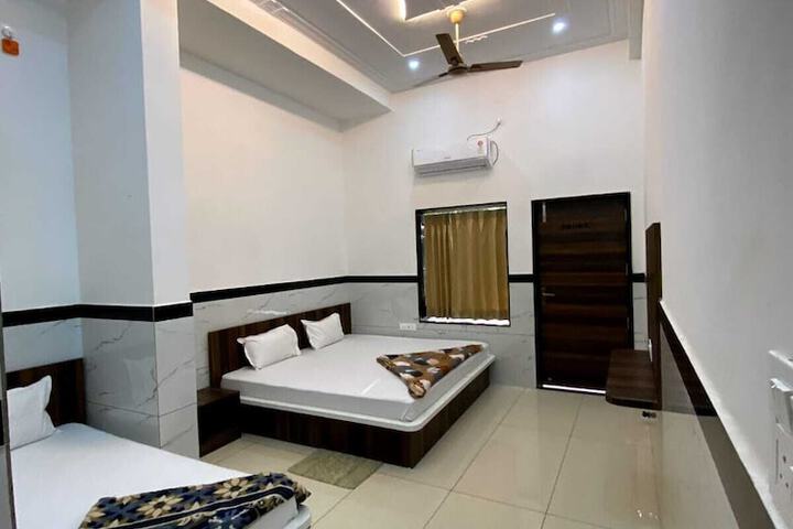 Room 5 of 9