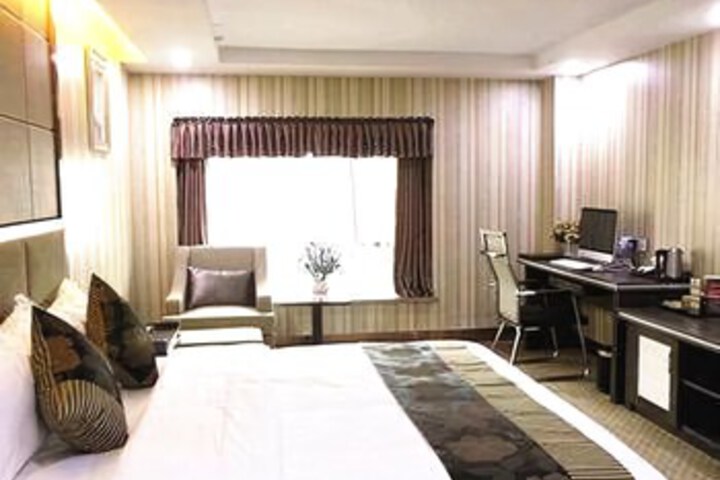 Room 7 of 8
