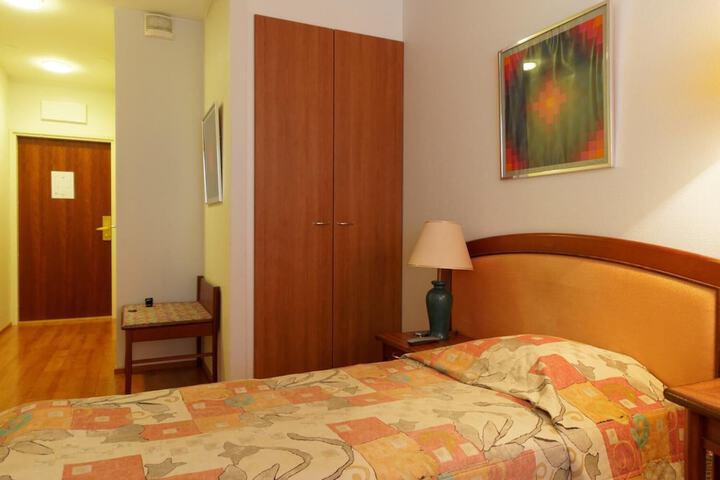 Room 10 of 29
