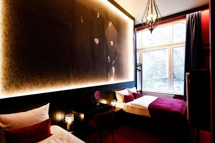 Room 18 of 100