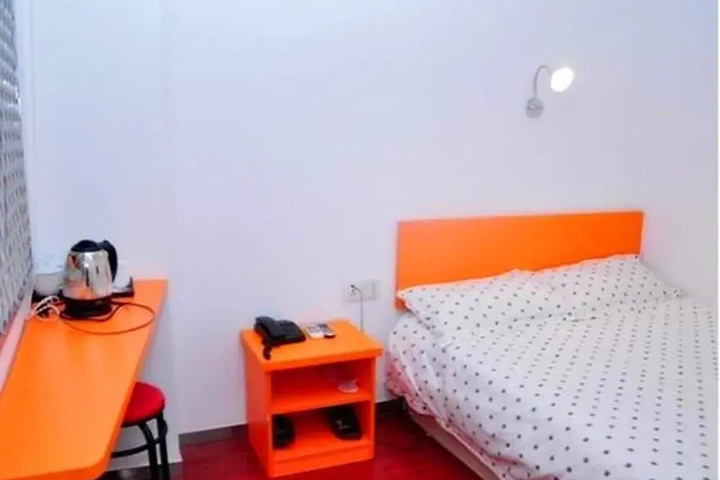 Room 6 of 7