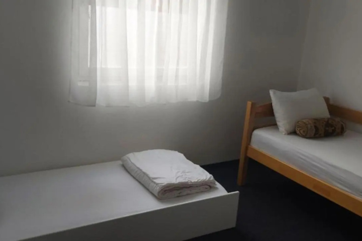 Room 6 of 12
