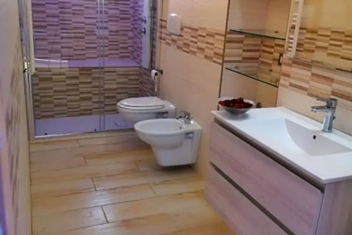 Room 4 of 8